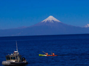 Vista del volcán Osorno y navegantes sobre el lago Llanquihue desde Frutillar
