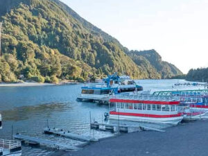 Embarcaciones turísticas en el lago Todos los Santos, sector Petrohué