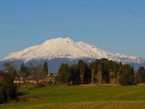 Paisaje rural de Puerto Varas con vista al volcán Osorno cubierto de nieve